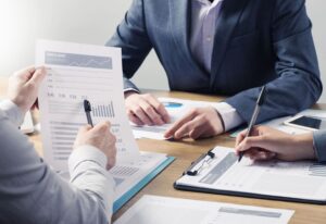 近年来，全球范围内的税务政策正在经历深刻变革。从BEPS（税基侵蚀与利润转移）行动计划，到全球最低税率规则，再到各国不断升级的反避税法规，跨国企业的税务合规与风险控制迎来前所未有的挑战。企业若仍停留在传统的“避税思维”，将面临巨额罚款、声誉受损甚至业务中断的风险。那么，在全球税改的浪潮中，跨国企业究竟该如何进行有效的税务规划与风控？